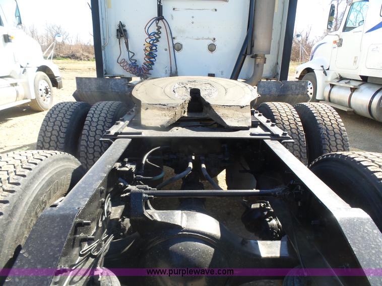 image for item L7294 2005 International 9400i semi truck