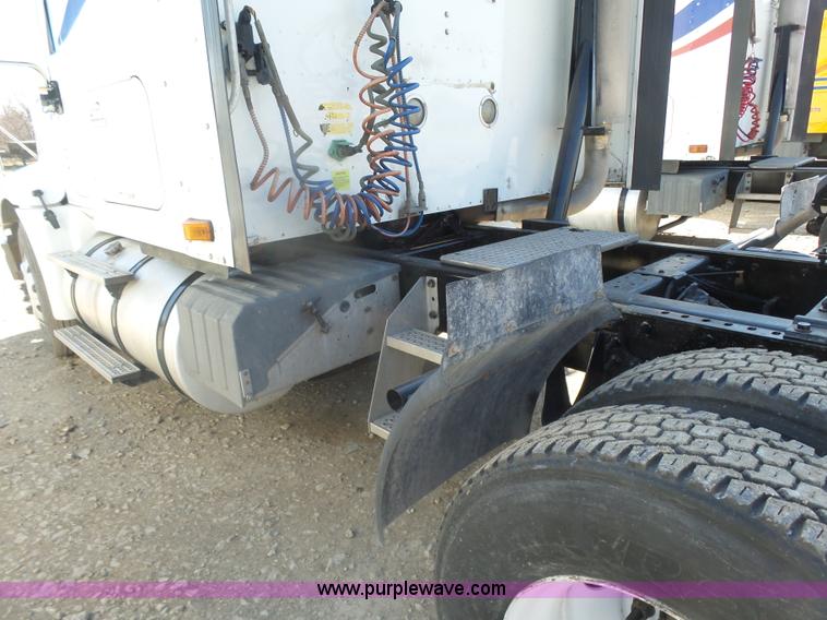 image for item L7294 2005 International 9400i semi truck