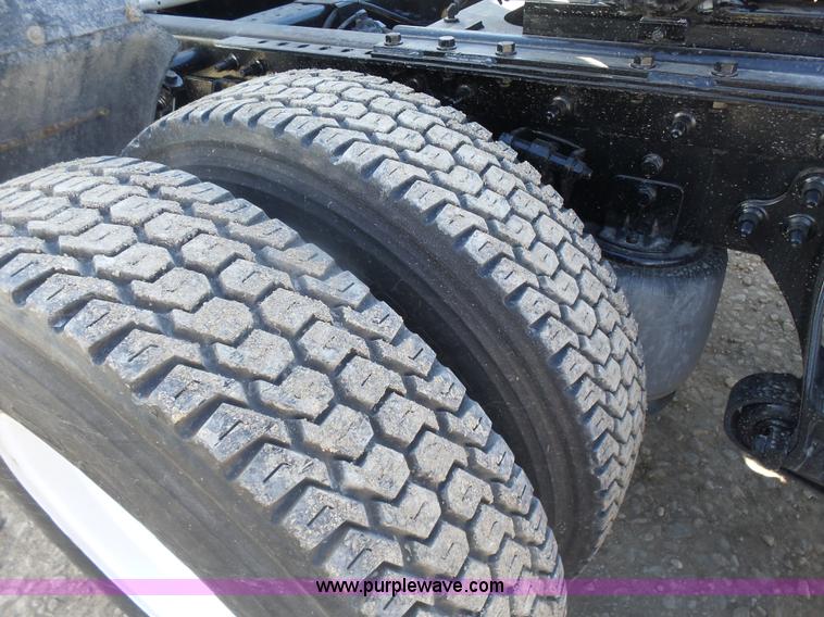 image for item L7294 2005 International 9400i semi truck