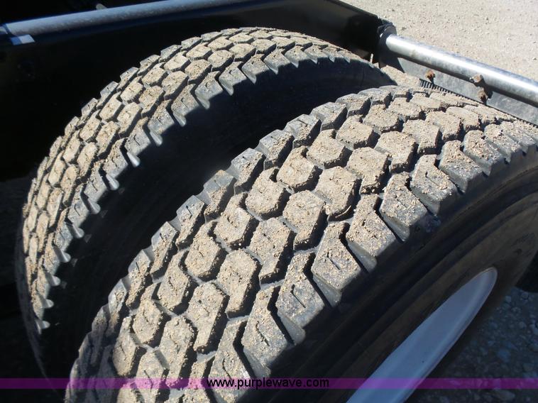 image for item L7294 2005 International 9400i semi truck