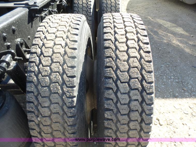 image for item L7294 2005 International 9400i semi truck