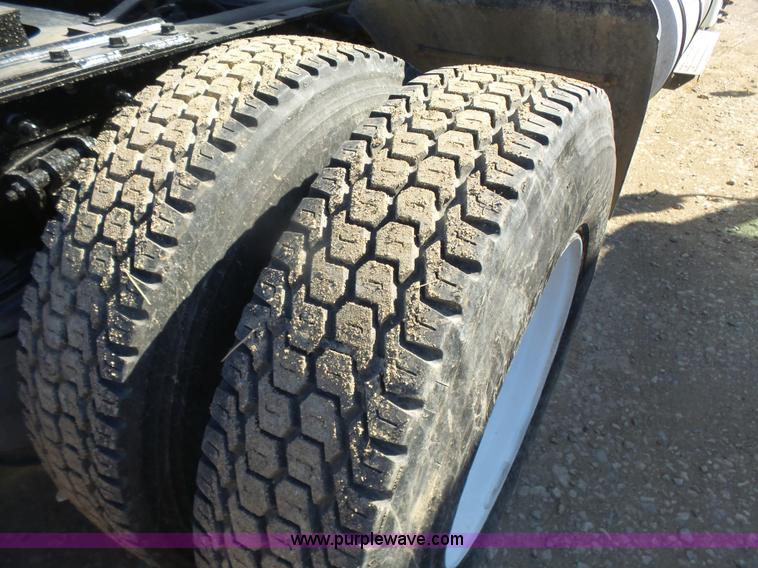 image for item L7294 2005 International 9400i semi truck