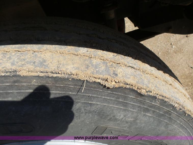 image for item L7294 2005 International 9400i semi truck