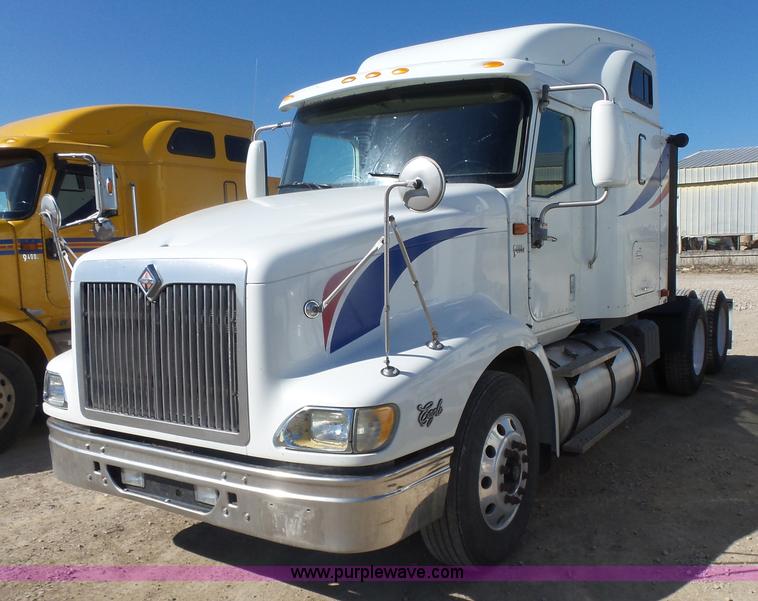 image for item L7295 2004 International 9400i semi truck