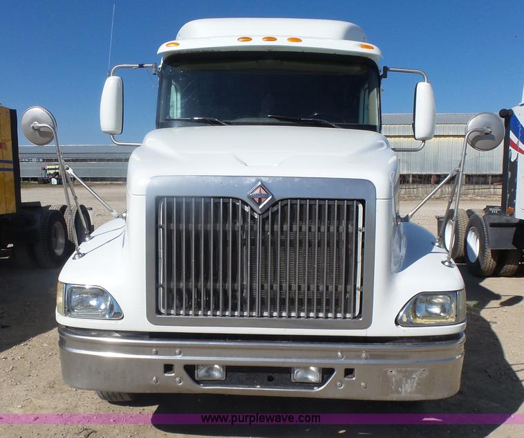 image for item L7295 2004 International 9400i semi truck