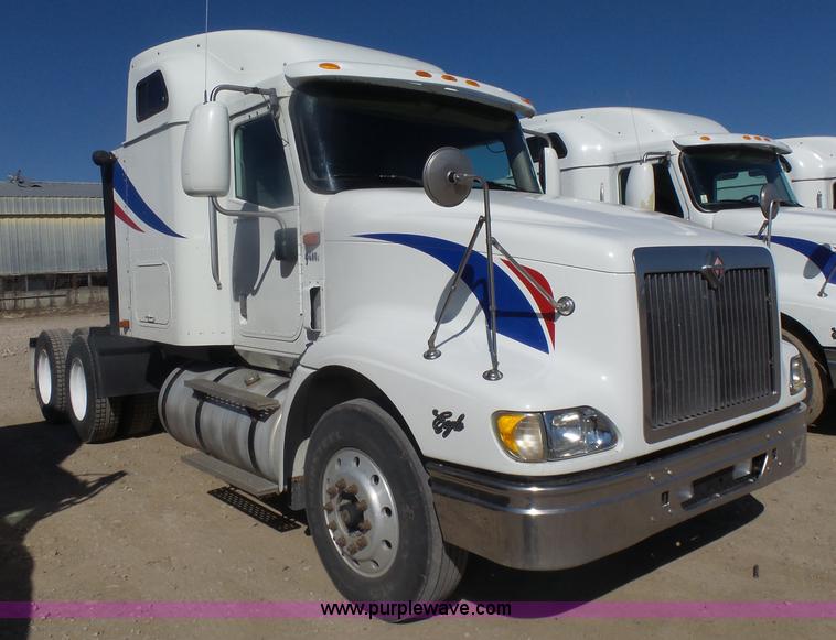 image for item L7295 2004 International 9400i semi truck