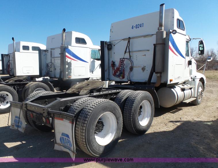 image for item L7295 2004 International 9400i semi truck