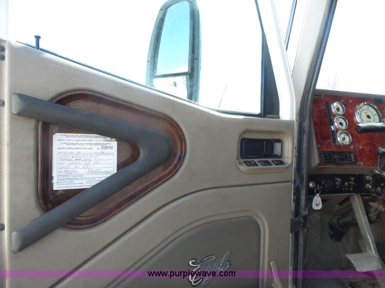 image for item L7295 2004 International 9400i semi truck