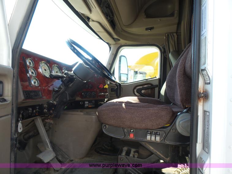 image for item L7295 2004 International 9400i semi truck