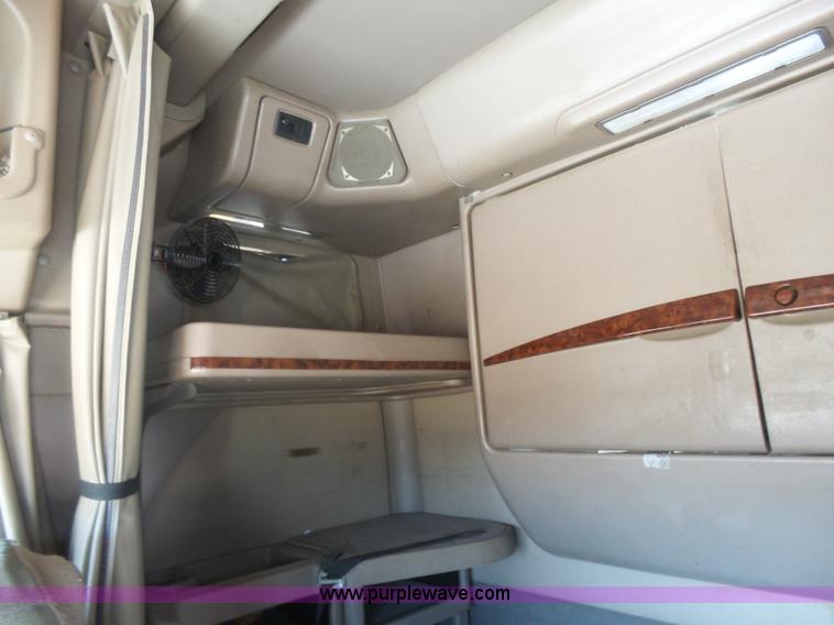 image for item L7295 2004 International 9400i semi truck