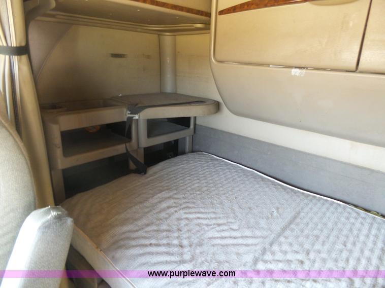 image for item L7295 2004 International 9400i semi truck