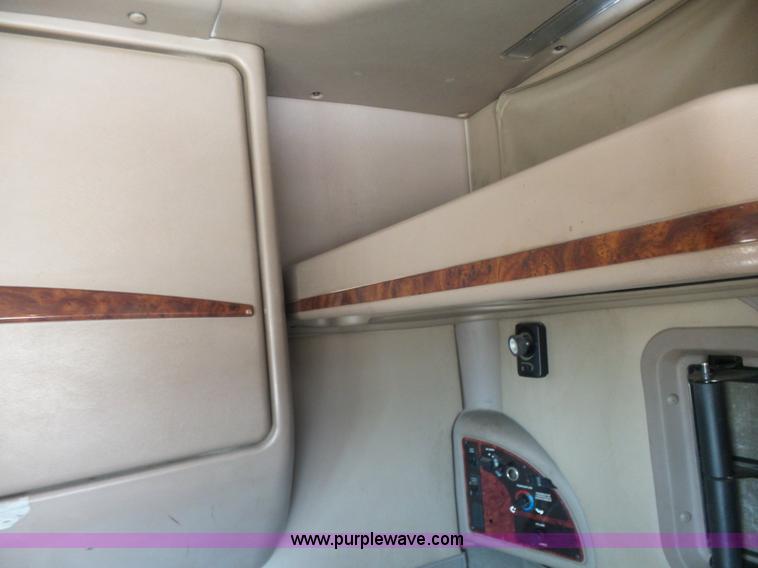 image for item L7295 2004 International 9400i semi truck