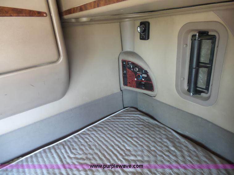 image for item L7295 2004 International 9400i semi truck