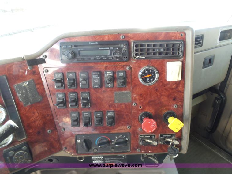 image for item L7295 2004 International 9400i semi truck