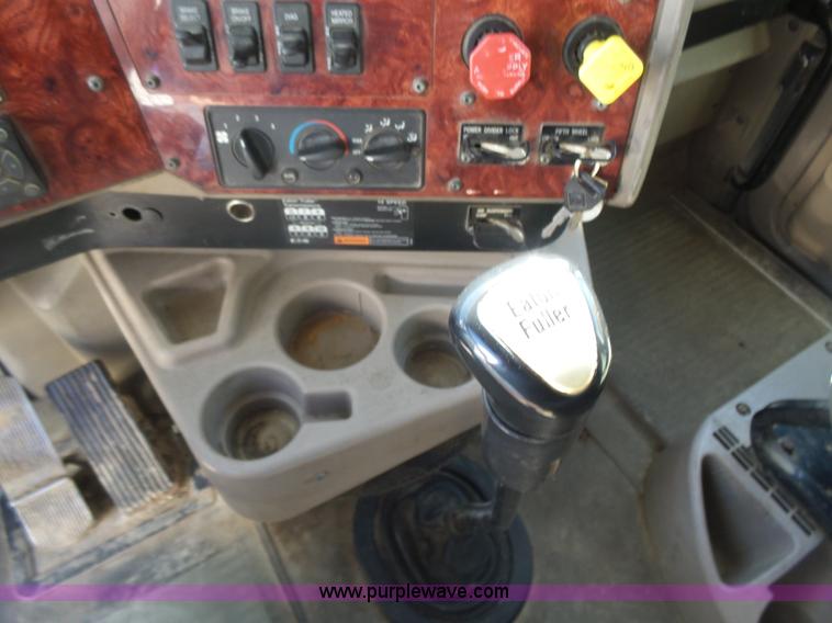 image for item L7295 2004 International 9400i semi truck