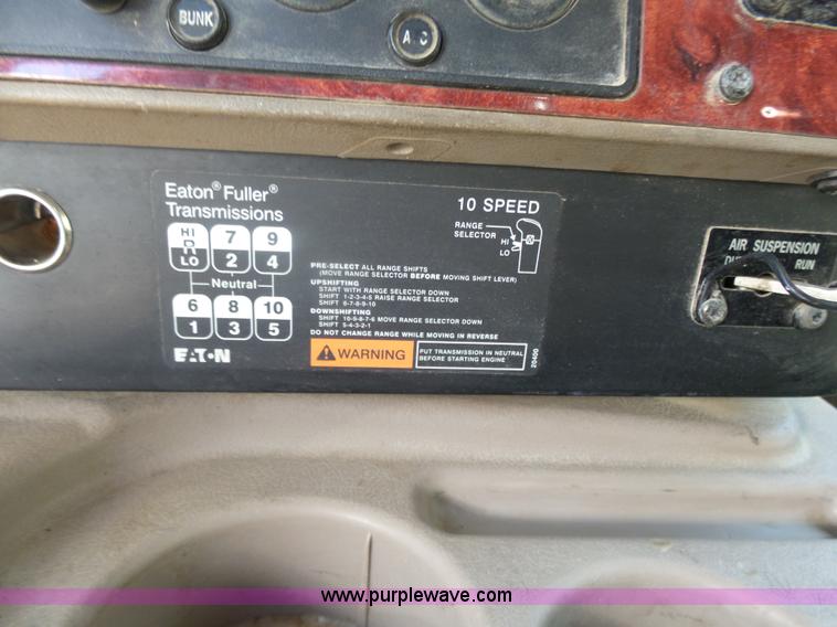 image for item L7295 2004 International 9400i semi truck