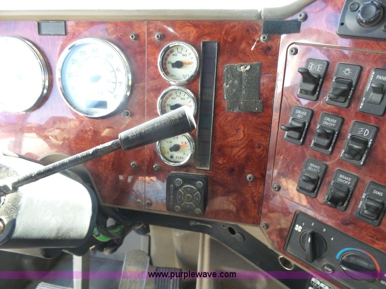 image for item L7295 2004 International 9400i semi truck