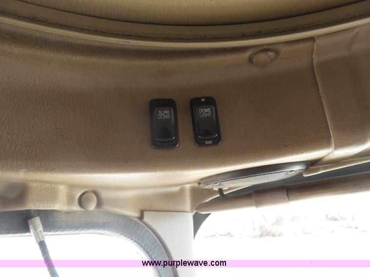 image for item L7295 2004 International 9400i semi truck