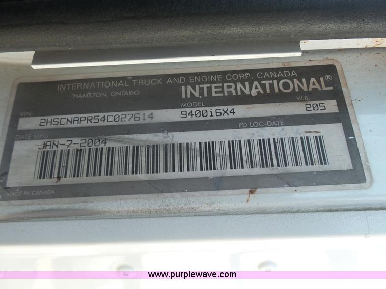 image for item L7295 2004 International 9400i semi truck