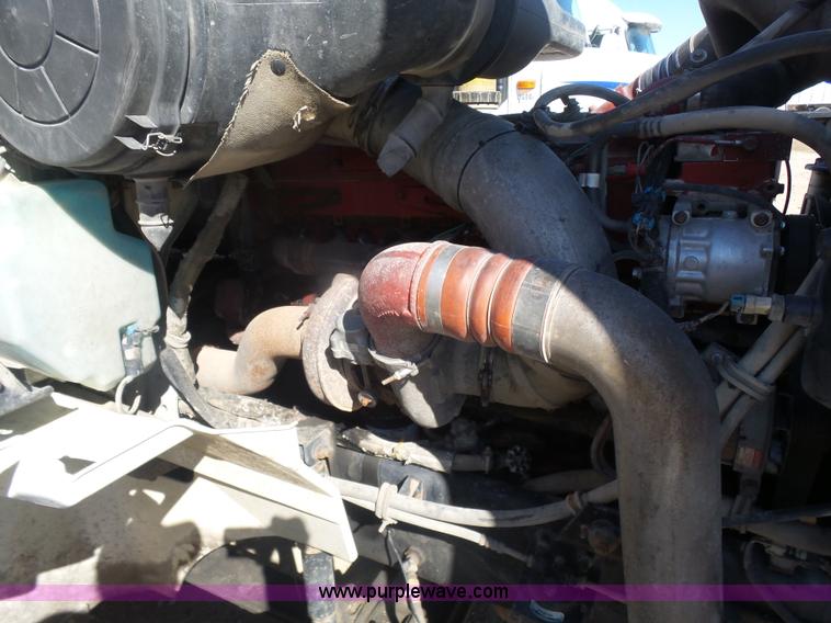 image for item L7295 2004 International 9400i semi truck