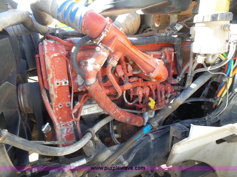 image for item L7295 2004 International 9400i semi truck