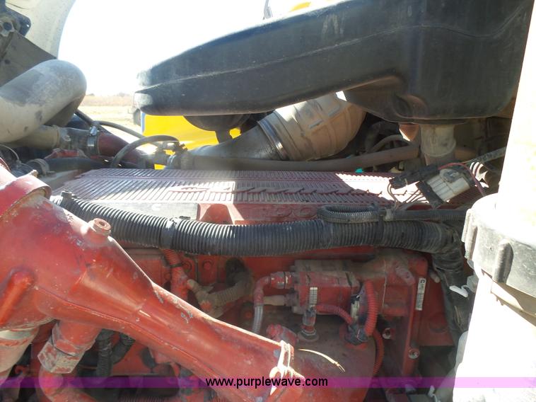 image for item L7295 2004 International 9400i semi truck