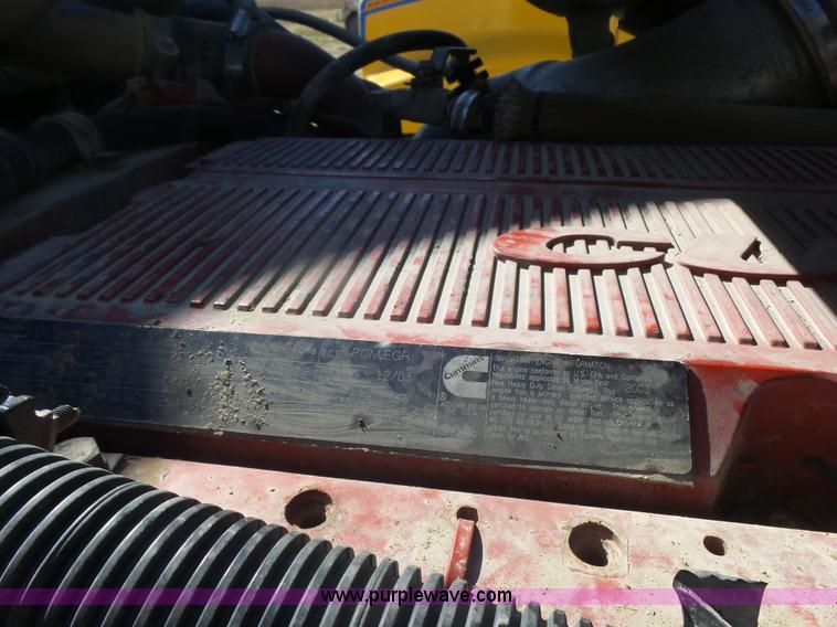 image for item L7295 2004 International 9400i semi truck