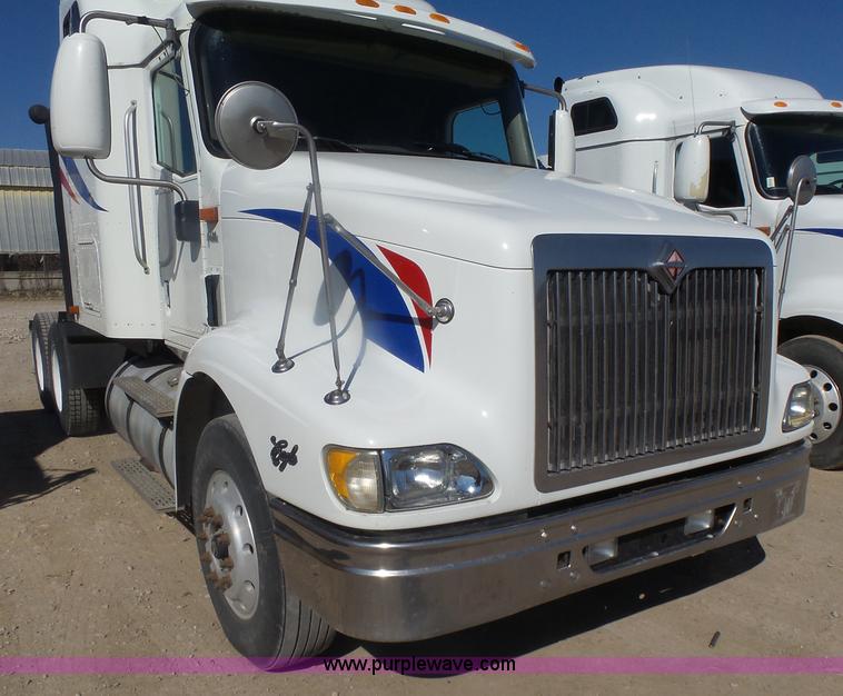 image for item L7295 2004 International 9400i semi truck