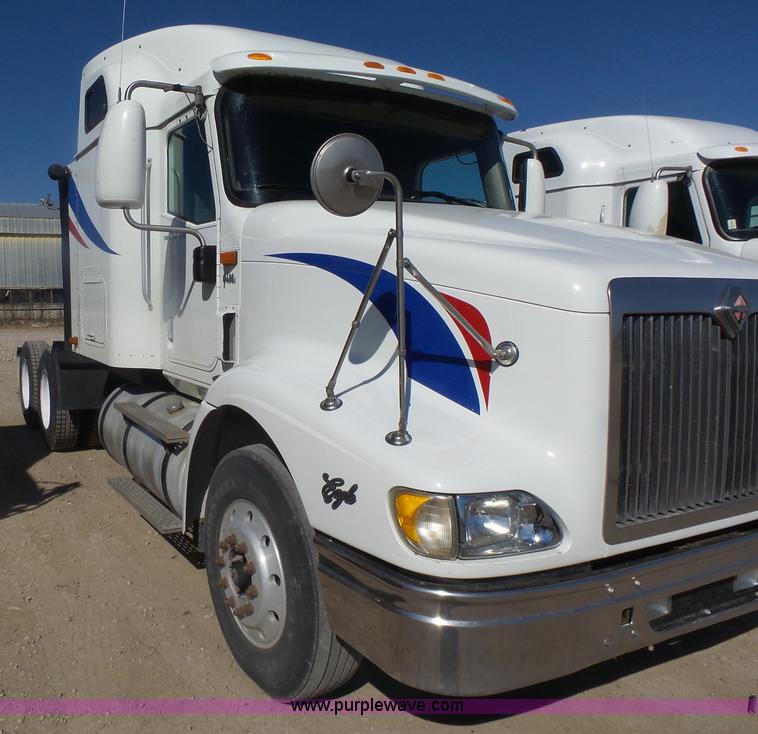 image for item L7295 2004 International 9400i semi truck