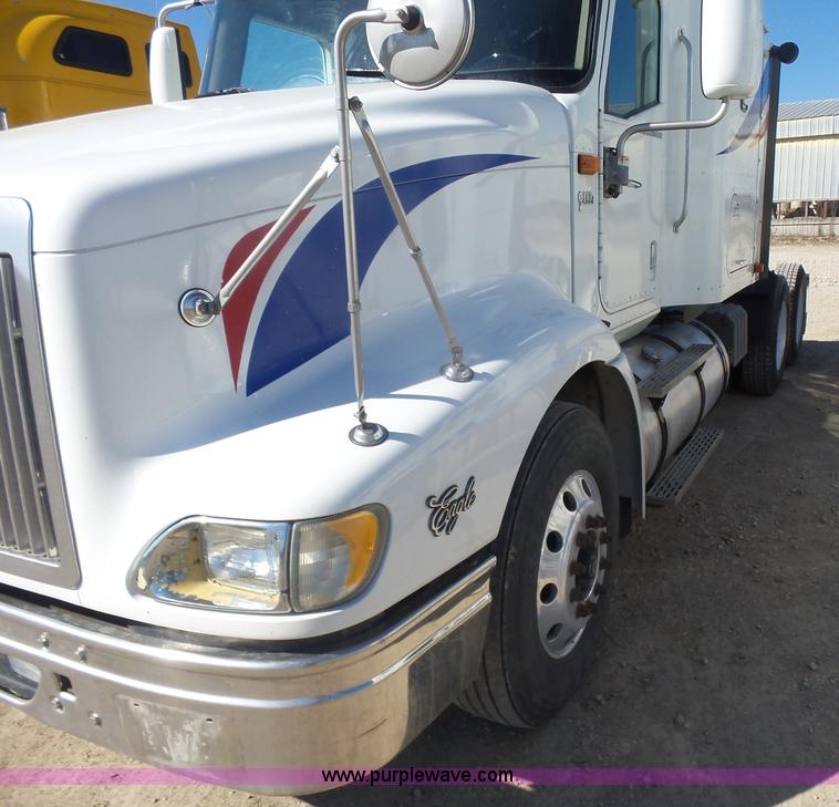 image for item L7295 2004 International 9400i semi truck