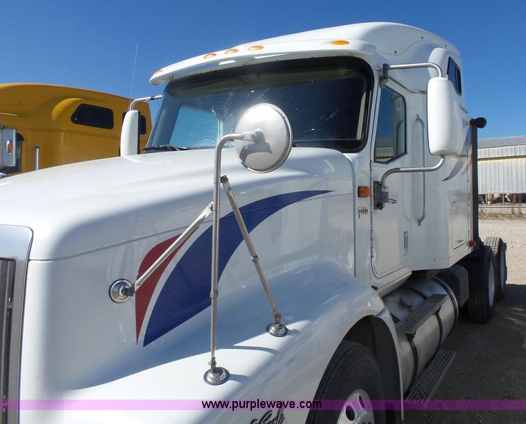 image for item L7295 2004 International 9400i semi truck