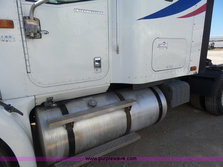 image for item L7295 2004 International 9400i semi truck