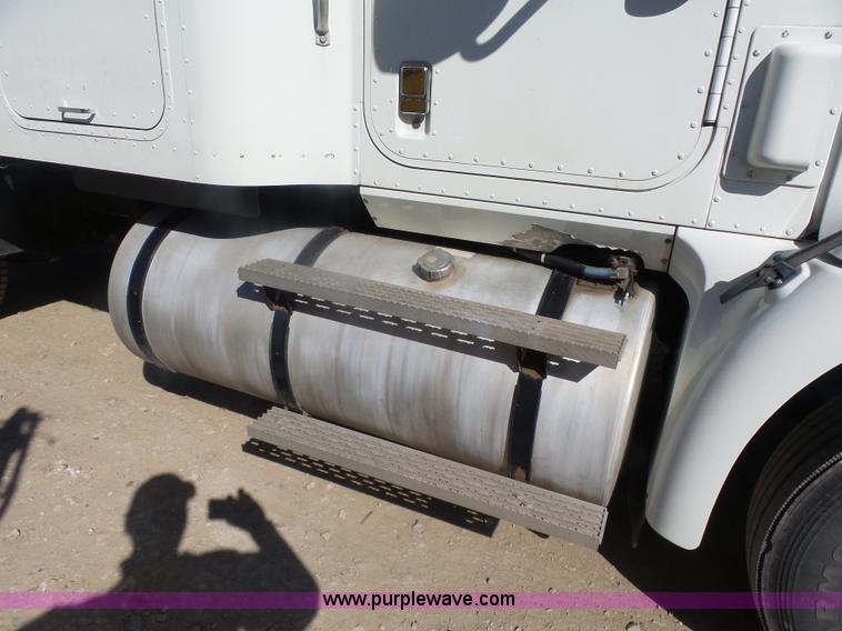 image for item L7295 2004 International 9400i semi truck