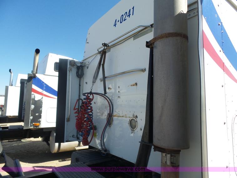 image for item L7295 2004 International 9400i semi truck