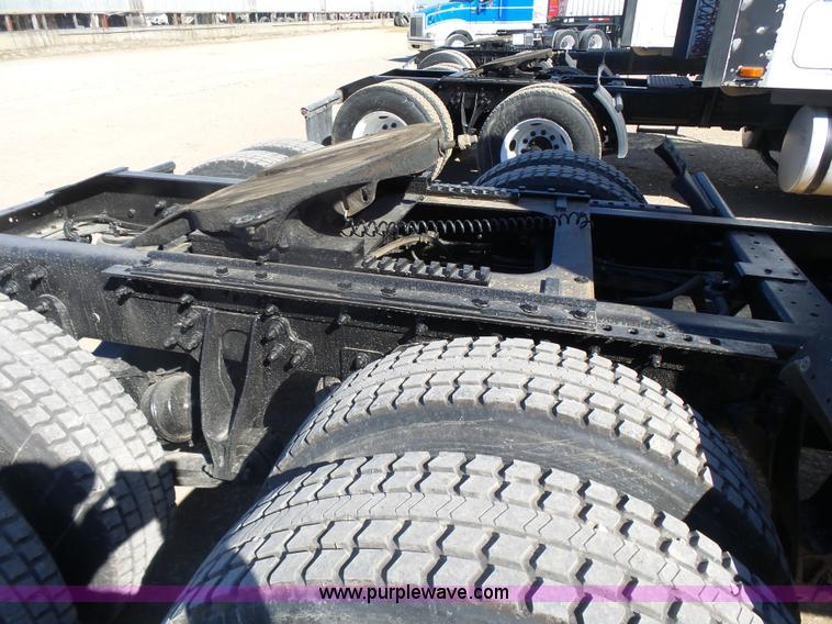 image for item L7295 2004 International 9400i semi truck