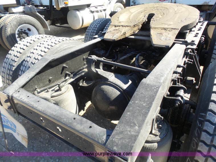 image for item L7295 2004 International 9400i semi truck