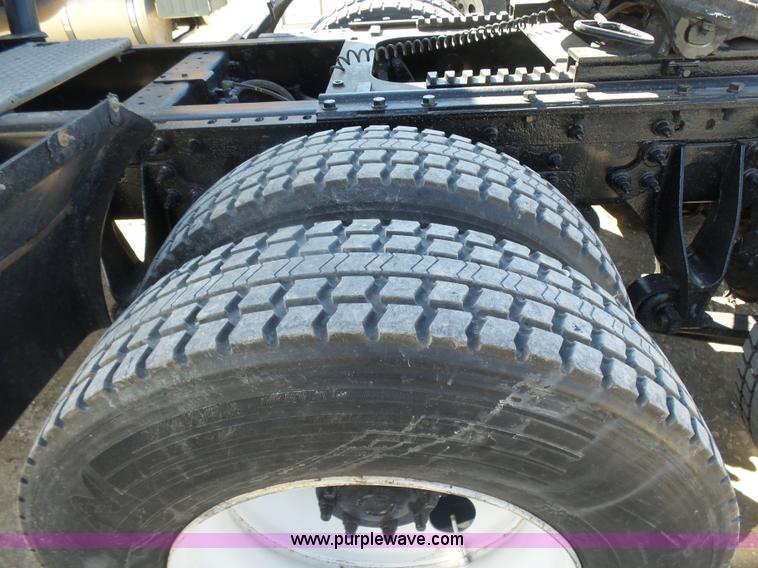 image for item L7295 2004 International 9400i semi truck