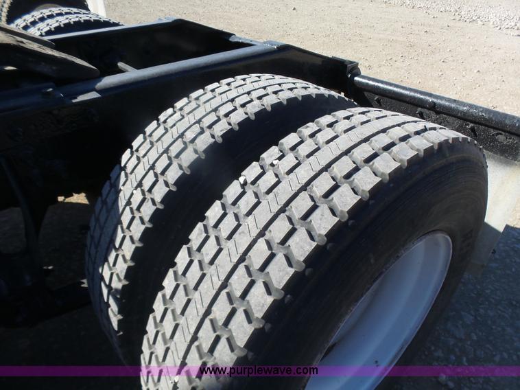 image for item L7295 2004 International 9400i semi truck