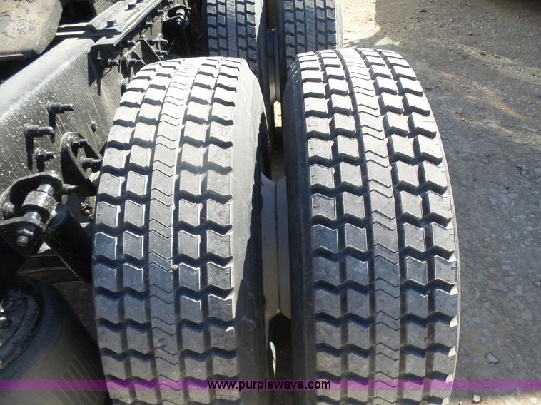 image for item L7295 2004 International 9400i semi truck