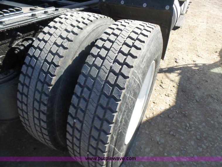 image for item L7295 2004 International 9400i semi truck