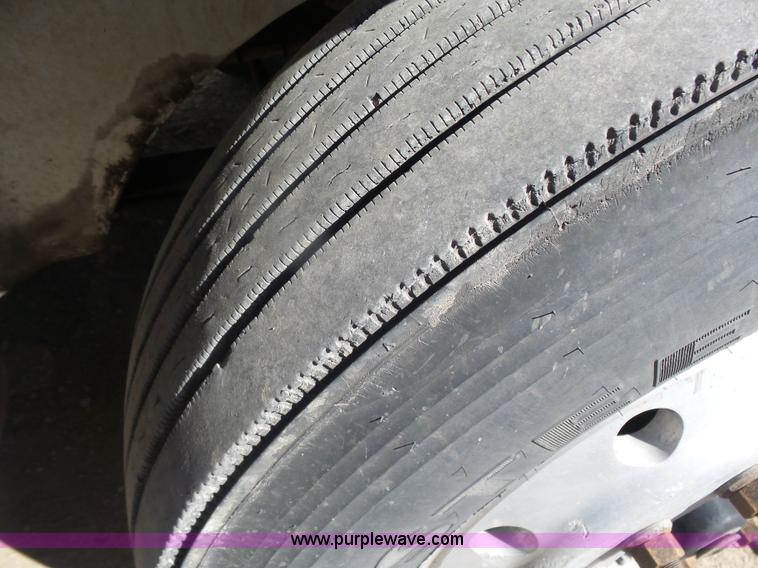 image for item L7295 2004 International 9400i semi truck