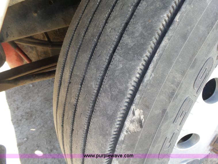 image for item L7295 2004 International 9400i semi truck