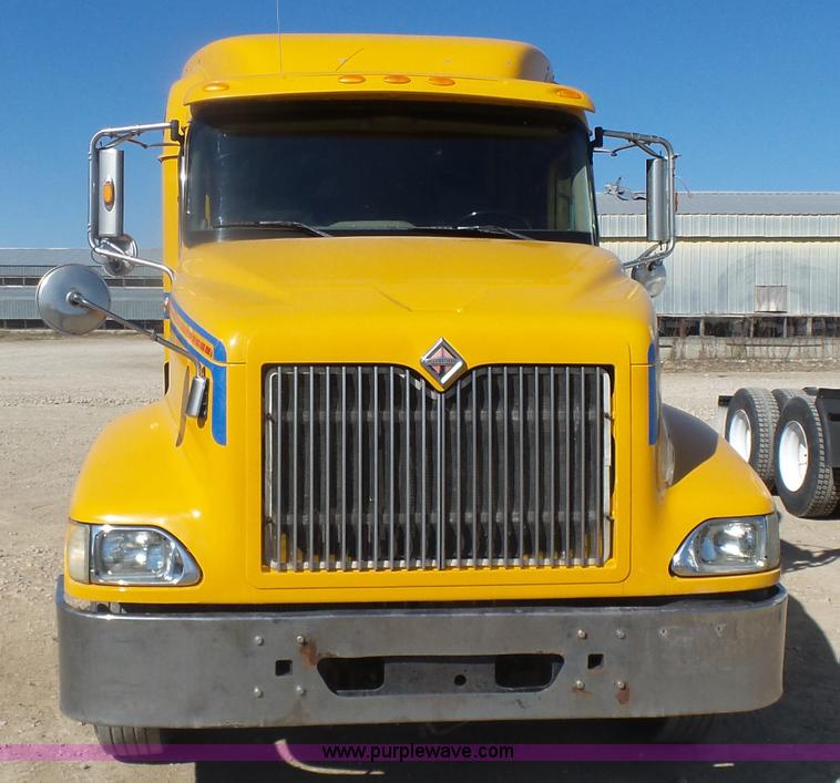 image for item L7296 2004 International 9400i semi truck