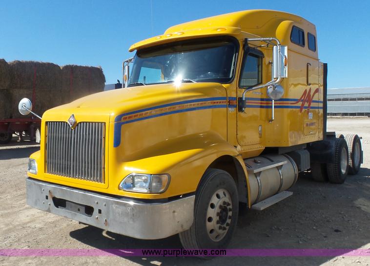 image for item L7296 2004 International 9400i semi truck