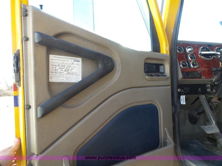 image for item L7296 2004 International 9400i semi truck