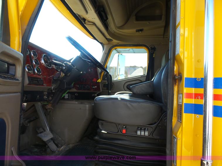 image for item L7296 2004 International 9400i semi truck