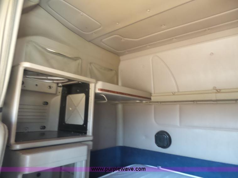 image for item L7296 2004 International 9400i semi truck