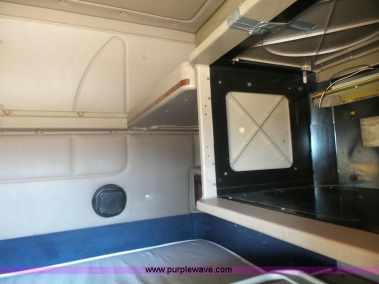 image for item L7296 2004 International 9400i semi truck