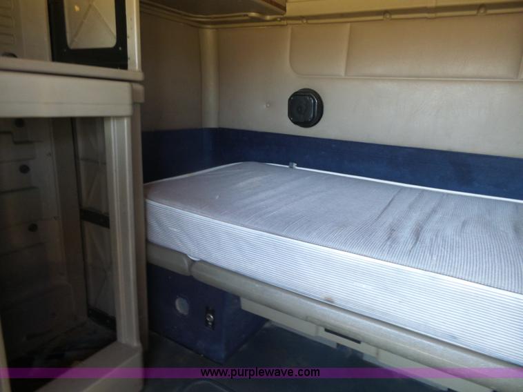 image for item L7296 2004 International 9400i semi truck