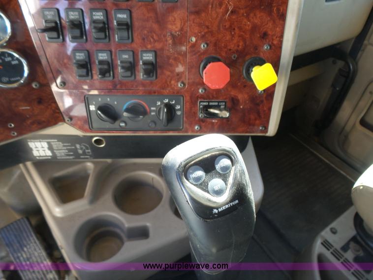 image for item L7296 2004 International 9400i semi truck